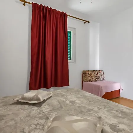 Family Leona * מאקרסקה