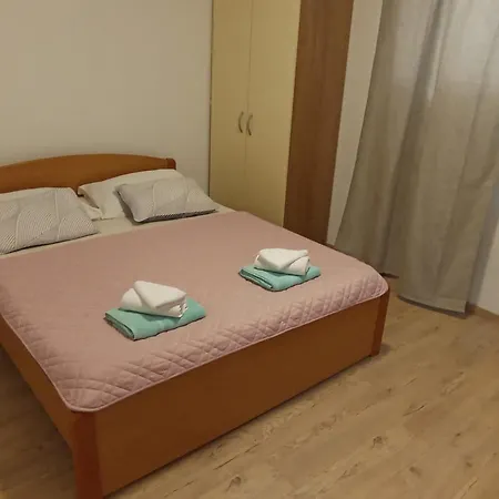 Family Leona מאקרסקה