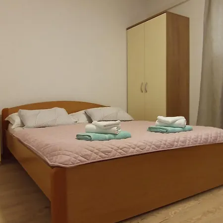 Family Leona מאקרסקה