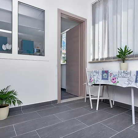 Family Leona * מאקרסקה