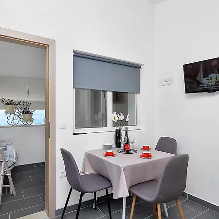 Family Leona * מאקרסקה