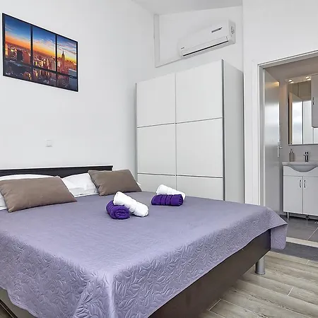 Family Leona * מאקרסקה