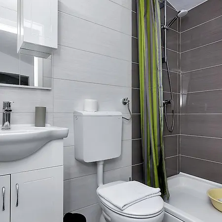 Family Leona מאקרסקה