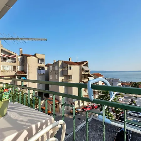 Family Leona מאקרסקה