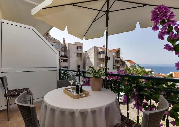 Family Leona * Μακάρσκα