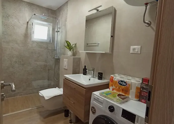 Family Leona * Μακάρσκα