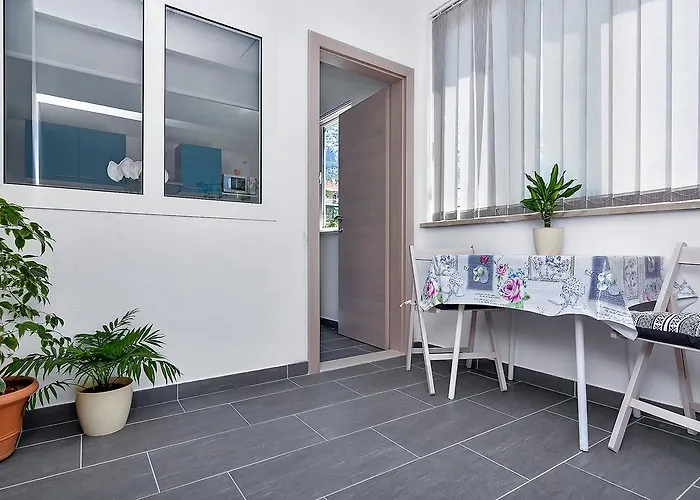 Family Leona * Μακάρσκα