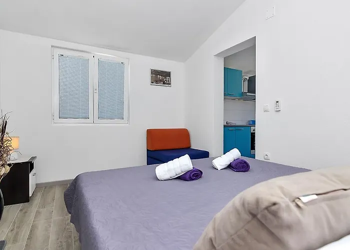 Family Leona * Μακάρσκα