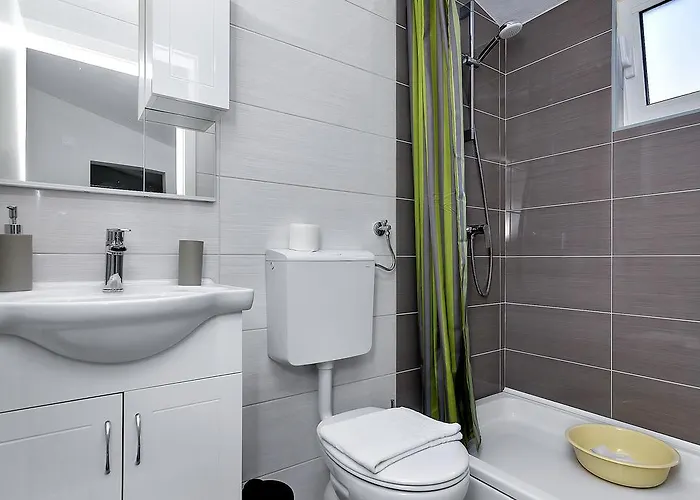 Family Leona Μακάρσκα