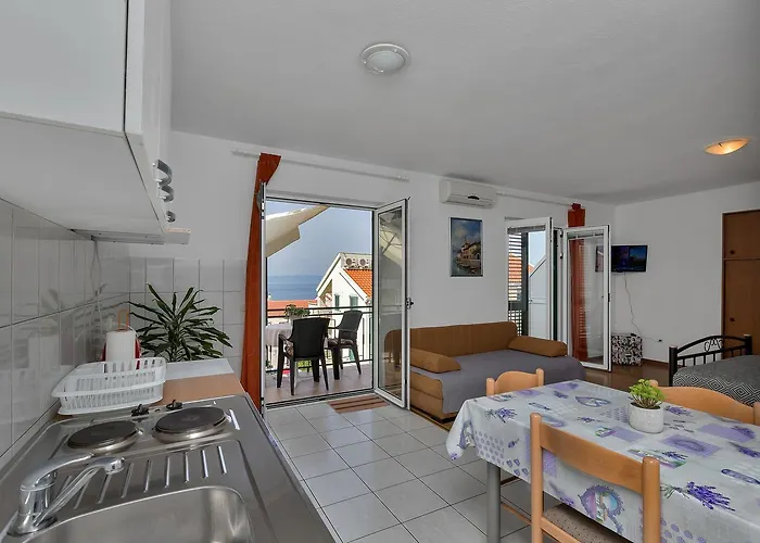 Family Leona * Μακάρσκα