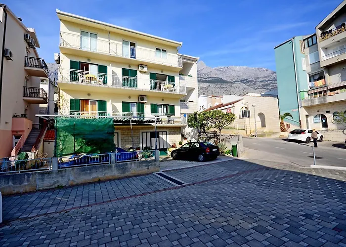 Family Leona Μακάρσκα