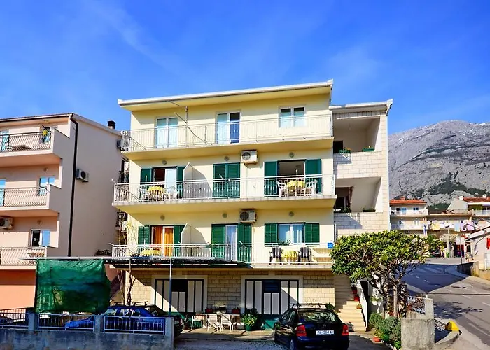 Family Leona * Μακάρσκα