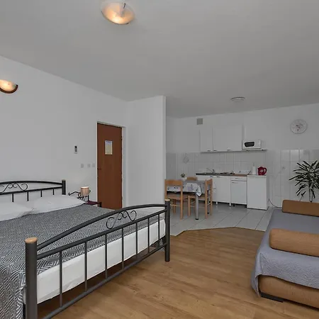 Family Leona Апартаменти