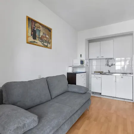 Family Leona ماكارسكا