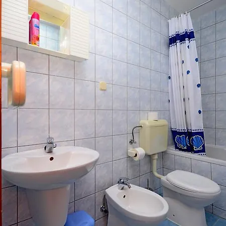 Family Leona شقة *