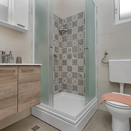 Family Leona ماكارسكا